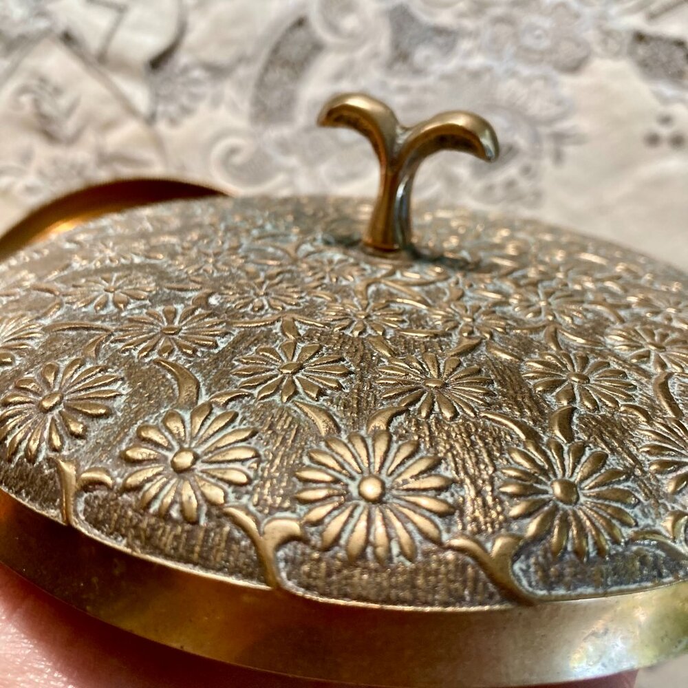 Vintage Round Brass Lidded Powder Bowl, Trinket Dish, Ornate, Embossed Daisies - Picture 4 of 10